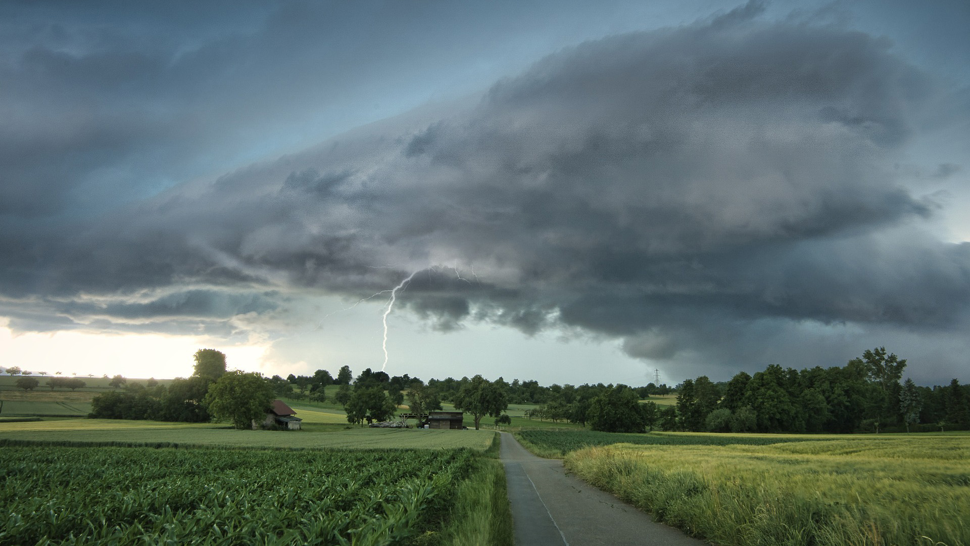 16_9_lightning-6383992_1920._Image by Ingo Jakubke from Pixabayjpg